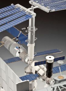 International Space Station ISS Model Kit 1/144 25th Anniversary Platinum Edition 74 cm Revell